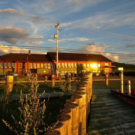 Auberge Internationale La Vieille Ecole Sainte Anne-des-Chênes Exterior foto