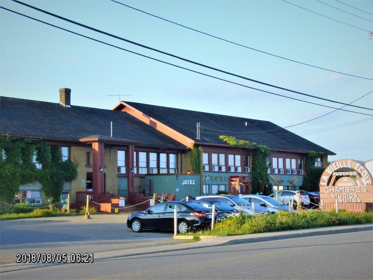 Auberge Internationale La Vieille Ecole Sainte Anne-des-Chênes Exterior foto